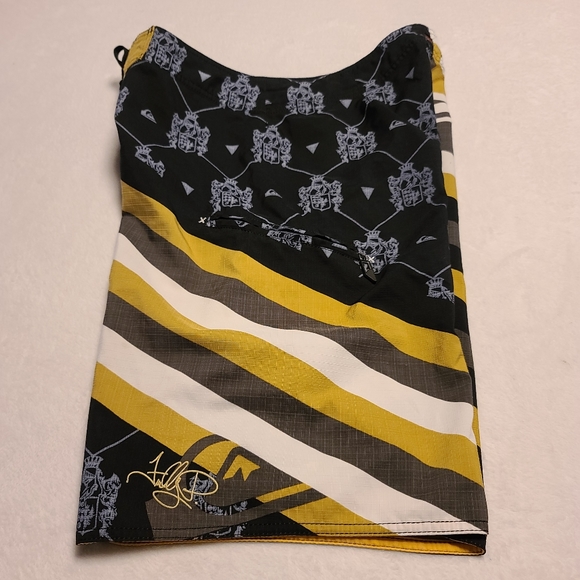 QUIKSILVER BOARD SHORTS LIKE NEW - Picture 6 of 8